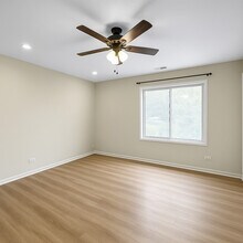 570 Cumberland Trail in Roselle, IL - Foto de edificio - Building Photo