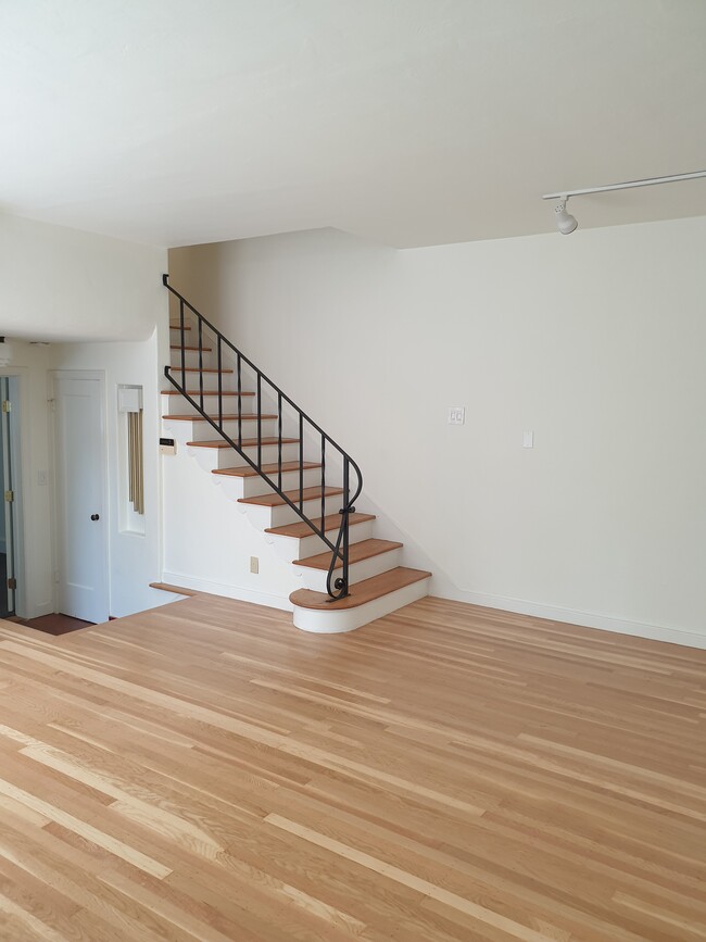 2567 Land Park Dr in Sacramento, CA - Foto de edificio - Building Photo