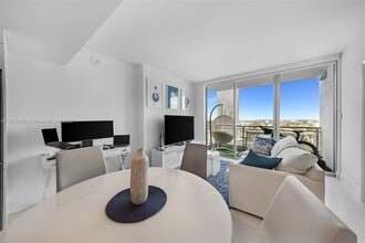 92 SW 3rd St, Unit 2009 in Miami, FL - Building Photo - Building Photo