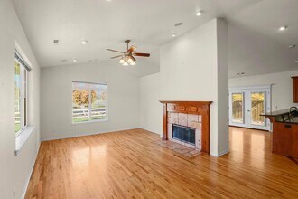 6400 Rogue River Dr in Shady Cove, OR - Building Photo - Building Photo