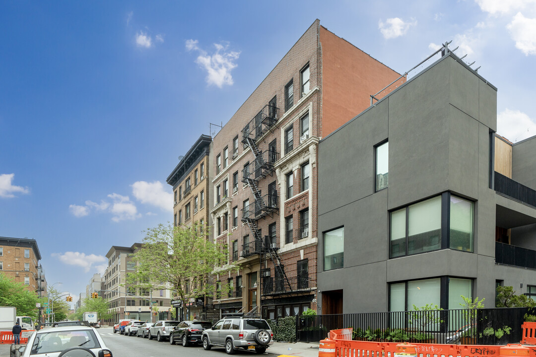 384 Keap St in Brooklyn, NY - Building Photo