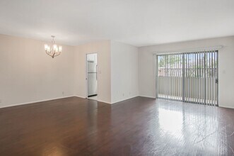 320 N La Peer Dr in Beverly Hills, CA - Building Photo - Building Photo