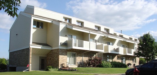 Foxtail Meadows Apartments in Pewaukee, WI - Building Photo - Building Photo