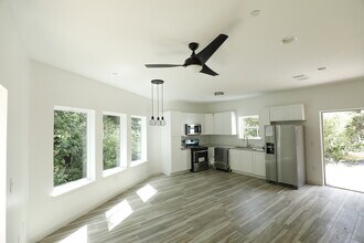 3466 Willowrun Dr, Unit E in Austin, TX - Building Photo - Building Photo