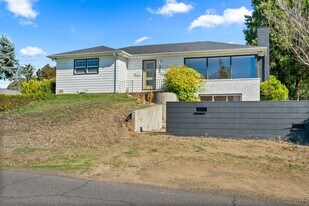 560 N Keene Way Dr in Medford, OR - Building Photo