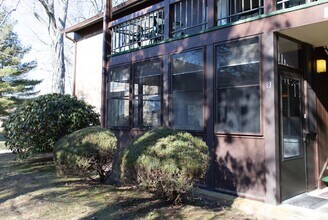 107 Amberly Dr, Unit 107 Amberly Unit B in Manalapan, NJ - Foto de edificio - Building Photo