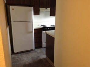 107 NE Atkinson Ct in Roseburg, OR - Building Photo - Building Photo