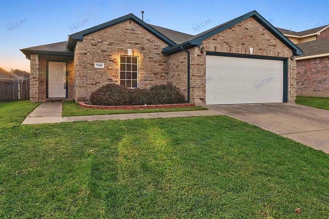 7808 Salton Ln in Arlington, TX - Building Photo