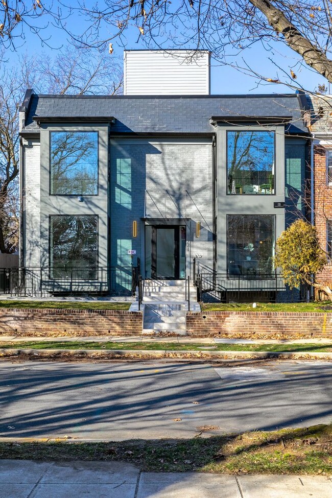 3921 W St NW in Washington, DC - Foto de edificio - Building Photo
