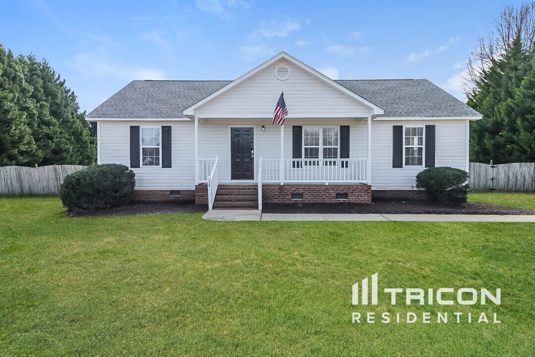109 Impressive Ln in Clayton, NC - Foto de edificio