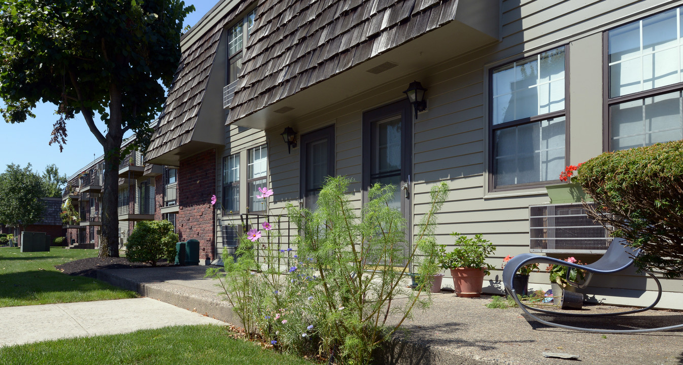 Royal Park Apartments and Townhomes in North Attleboro, MA - Building Photo