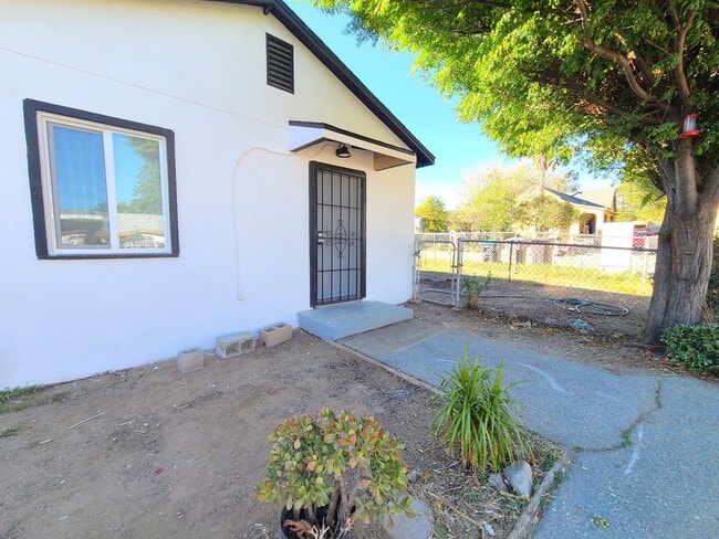 property at 908 W Hays St