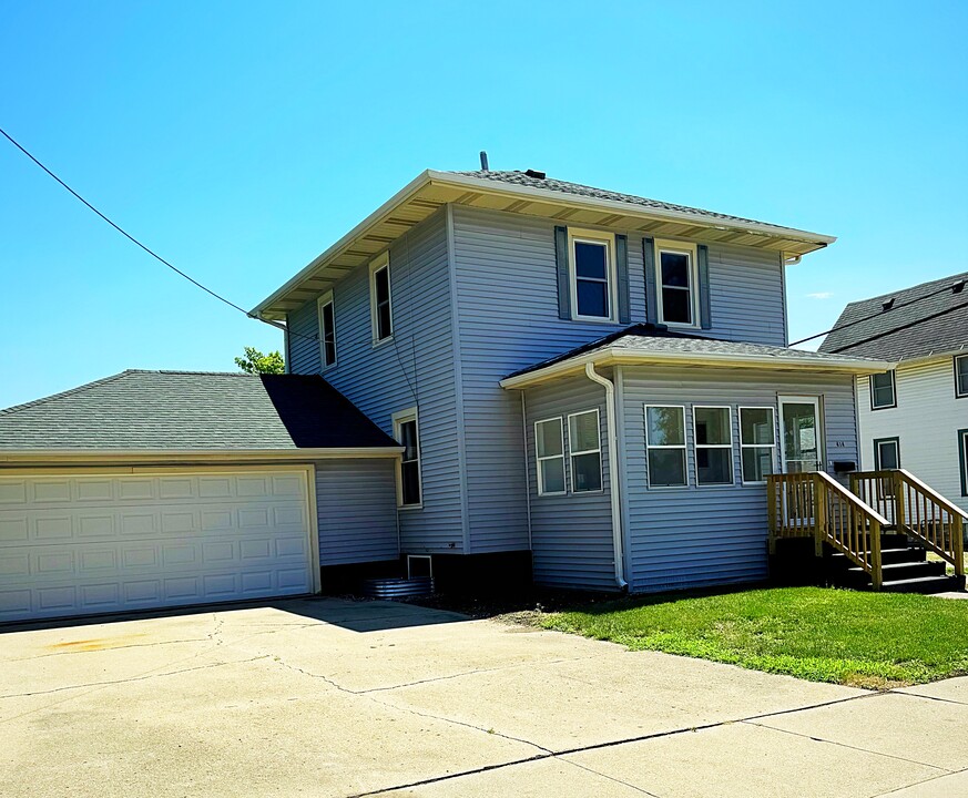 414 6th Ave in De Witt, IA - Building Photo