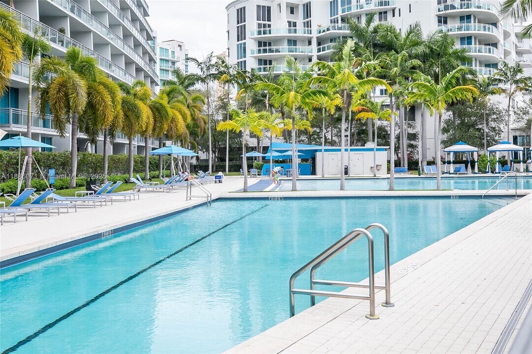 2950 NE 188th St, Unit 124 in Aventura, FL - Foto de edificio