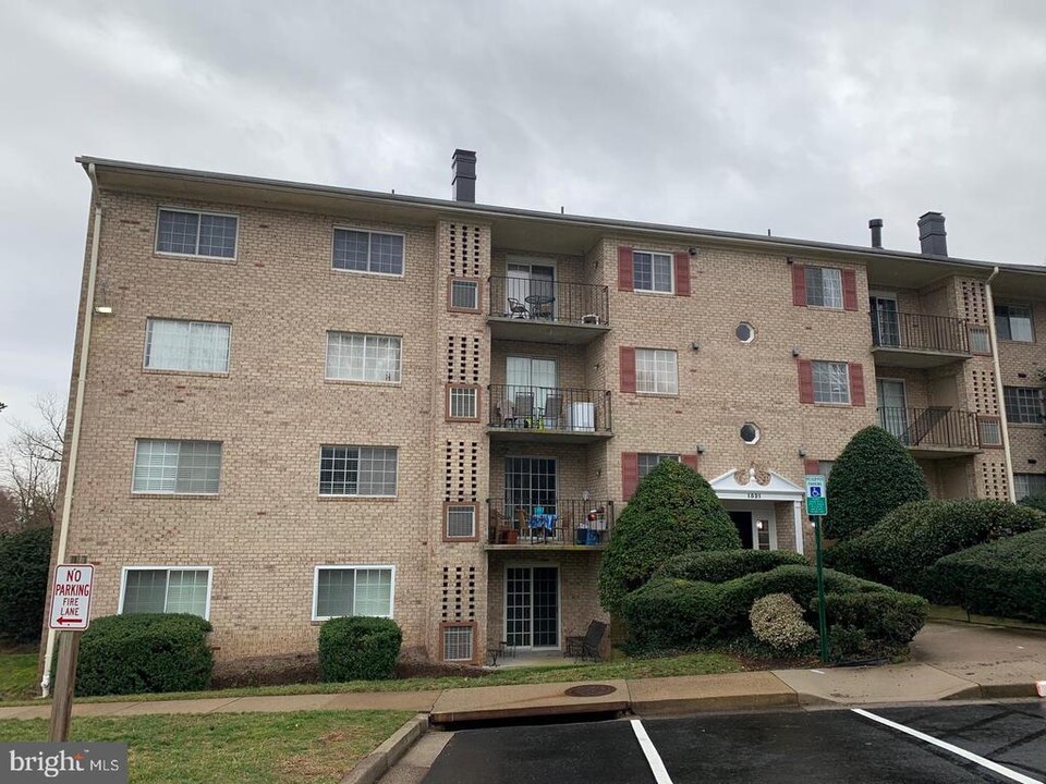 1521 Colonial Dr in Woodbridge, VA - Building Photo