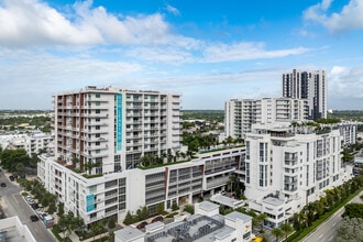 Quantum Apartments in Fort Lauderdale, FL - Foto de edificio - Building Photo