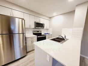 1530 Tamarack Blvd NW in Edmonton, AB - Building Photo - Building Photo