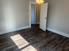 206 S Monroe St, Unit 206 Upper in Clinton, IL - Building Photo - Building Photo