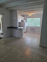 100 Cascade Ln in West Palm Beach, FL - Foto de edificio - Building Photo