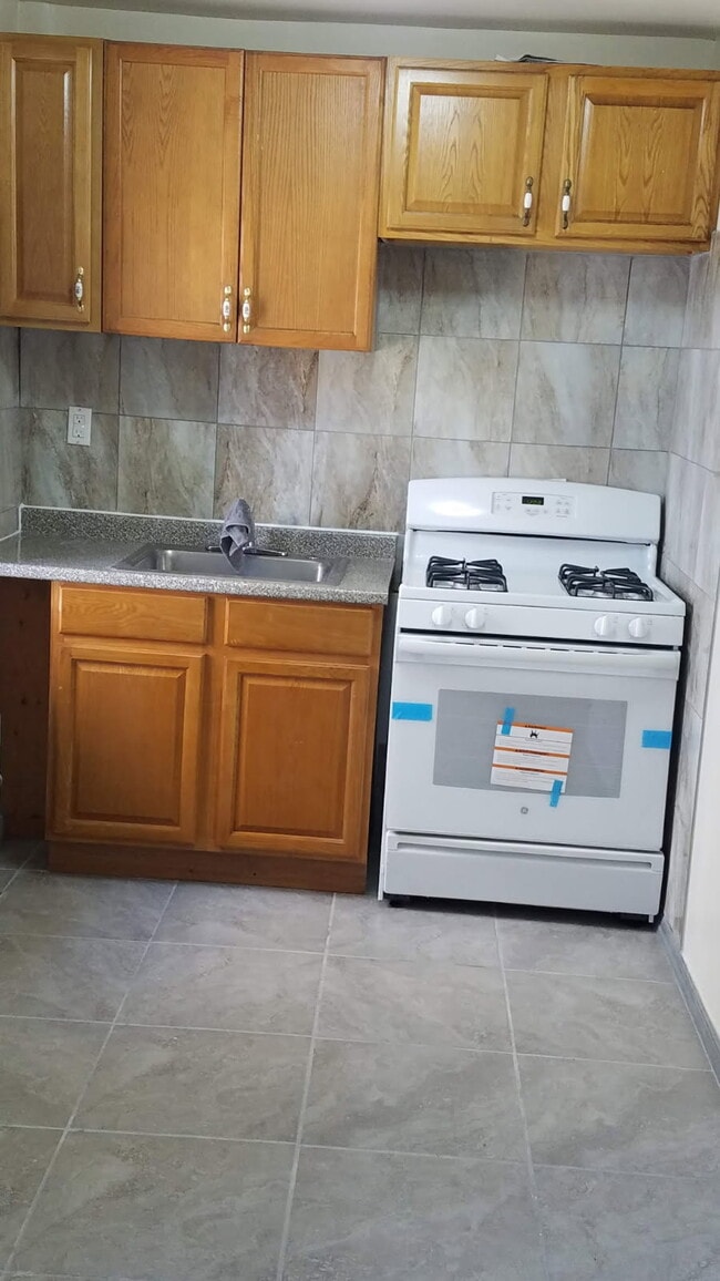 495 Grand St, Unit 3 in Brooklyn, NY - Building Photo - Building Photo
