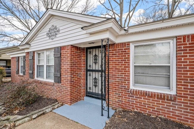 1453 Colonial Rd in Memphis, TN - Building Photo - Building Photo