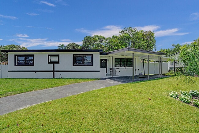 18600 NW 11th Rd in Miami, FL - Building Photo - Building Photo