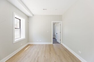 2757 W Logan Blvd, Unit 3 in Chicago, IL - Building Photo - Building Photo