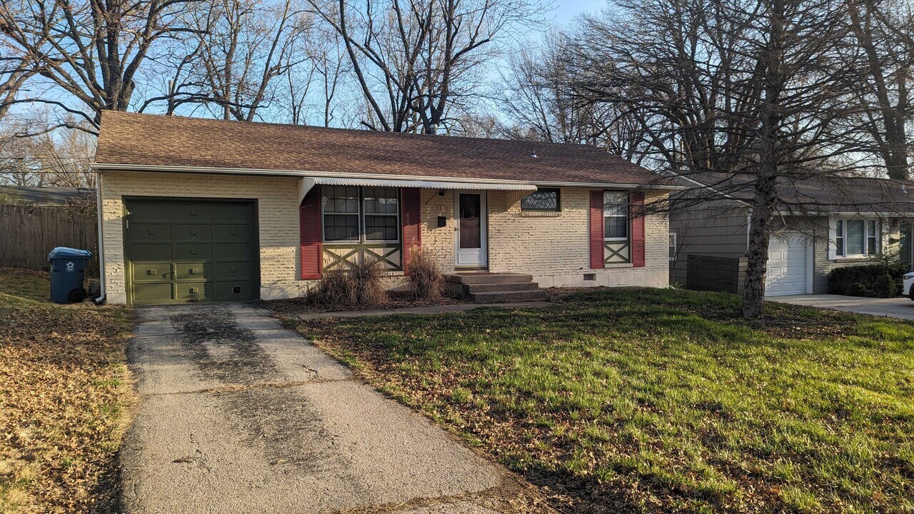 2222 W 74th Terrace in Prairie Village, KS - Building Photo