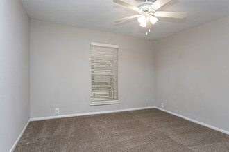 The Leonne Apartments in Metairie, LA - Building Photo - Interior Photo