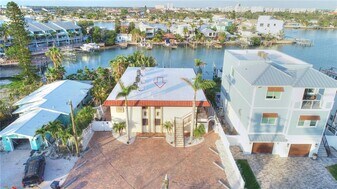 8535 Blind Pass Dr in Treasure Island, FL - Building Photo