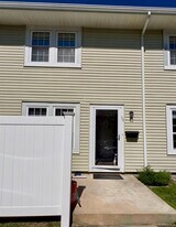 94 Whalers Cove Dr in Babylon, NY - Building Photo