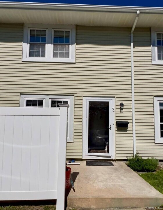 94 Whalers Cove Dr in Babylon, NY - Building Photo