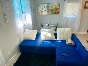 2437 Cochran Ave in Los Angeles, CA - Foto de edificio - Building Photo