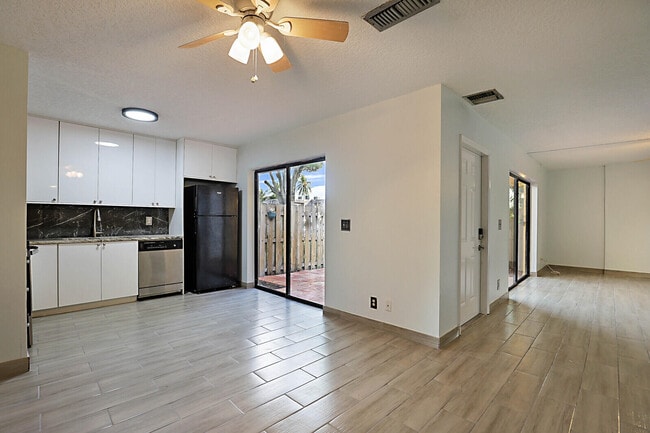 253 Woodland Rd in Palm Springs, FL - Building Photo - Building Photo