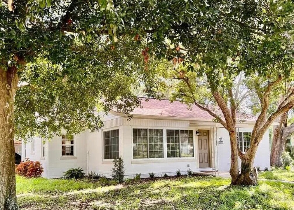 2590 Lakeview Dr in Sebring, FL - Foto de edificio