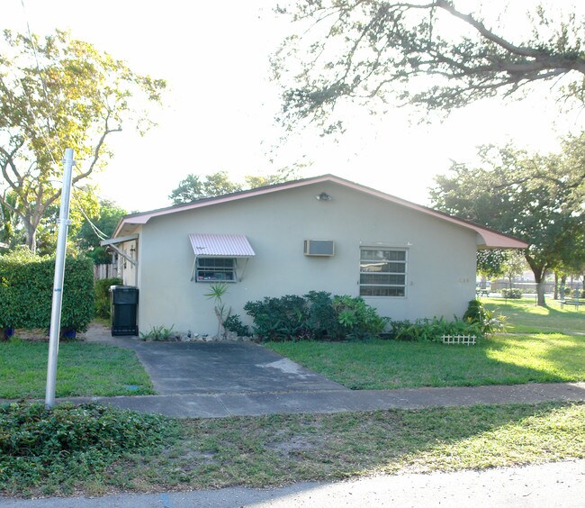 213 SW 1st Ct in Dania Beach, FL - Foto de edificio - Building Photo