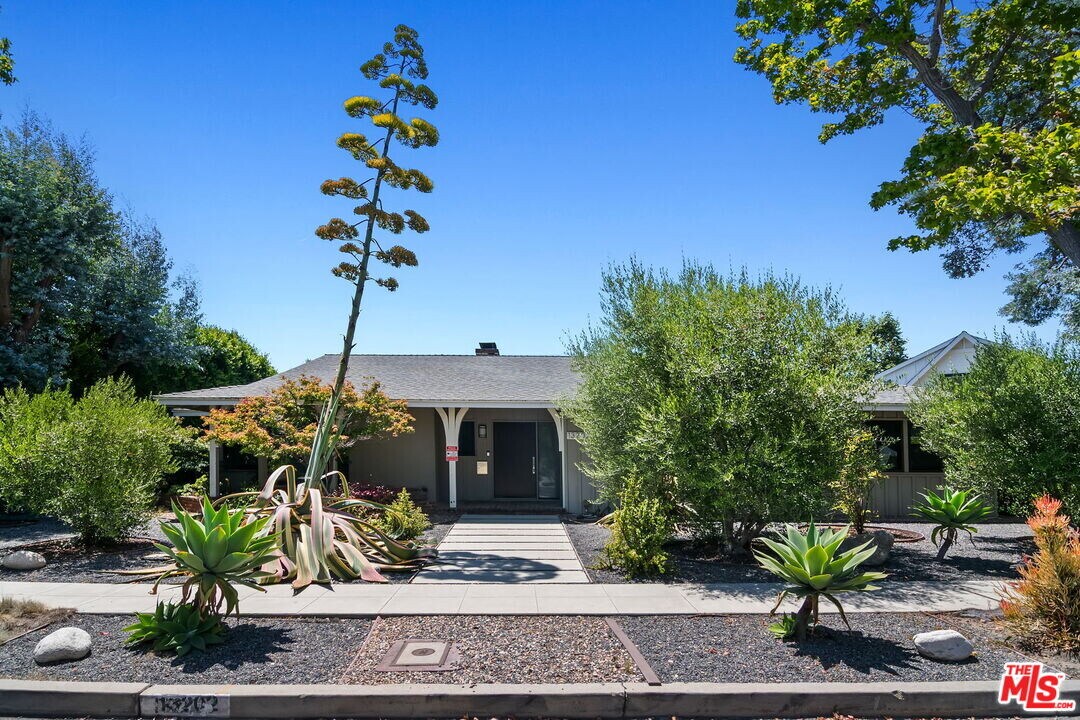 13202 Dobbins Pl in Los Angeles, CA - Building Photo