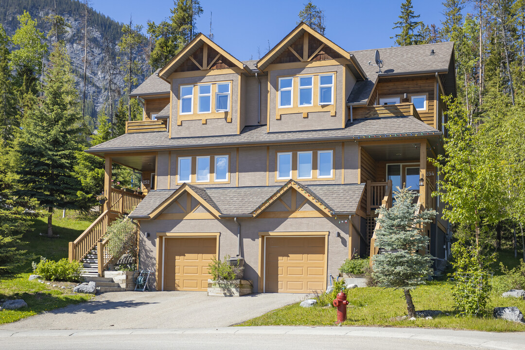 248 Jasper Way in Banff, AB - Building Photo