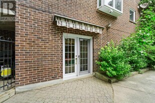 17 Sabrina Ct in Richmond Hill, ON - Building Photo