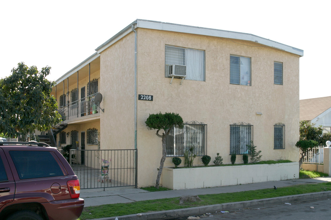 2208 E 15th St in Long Beach, CA - Building Photo