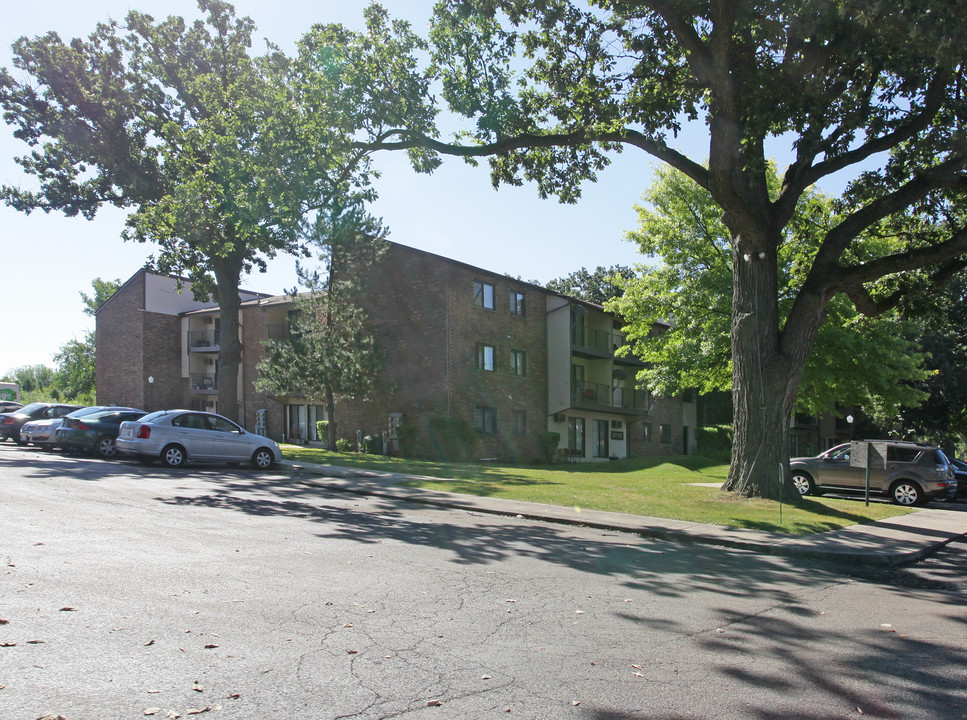 Sherwood Apartments in Aurora, IL - Building Photo