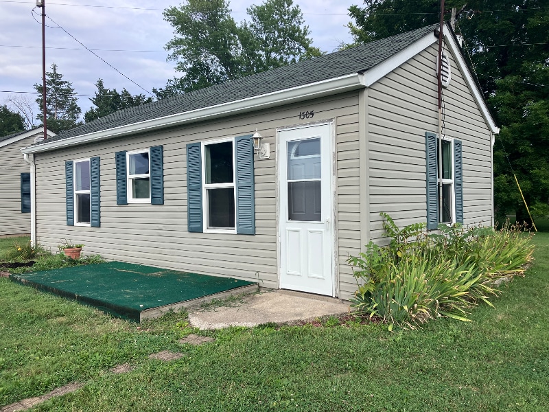 1305 E Vandalia Rd in Flat Rock, IN - Building Photo