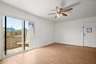 300 E Croslin St in Austin, TX - Building Photo - Building Photo