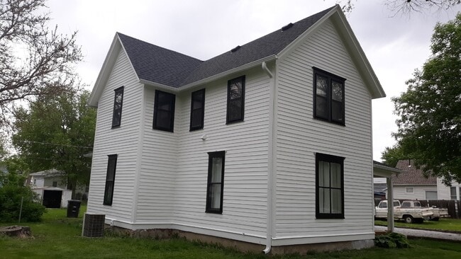 property at 1318 W 4th St