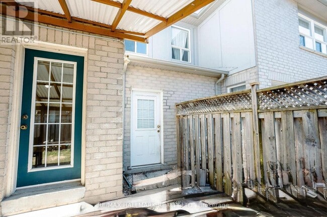 384 Flagstone Way in Newmarket, ON - Building Photo - Building Photo