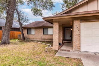 7204 Towering Oaks Dr in Austin, TX - Foto de edificio - Building Photo
