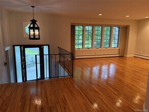 30 Dogwood Rd in Albertson, NY - Building Photo - Building Photo