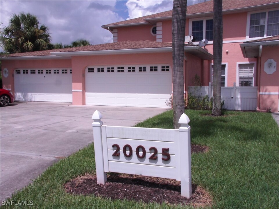 20025 Lake Vista Cir in Lehigh Acres, FL - Building Photo