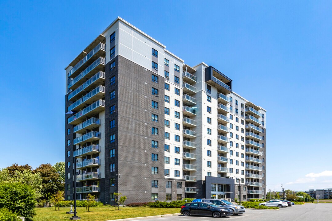 7620 Marie-Victorin in Brossard, QC - Building Photo