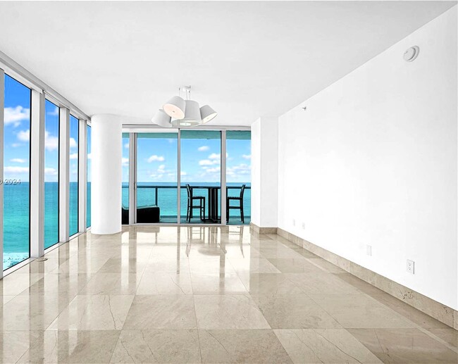 6799 Collins Ave, Unit 1102 in Miami, FL - Building Photo - Building Photo